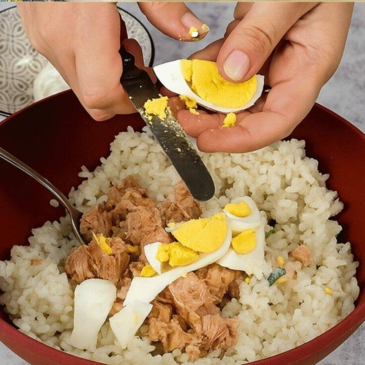 Insalata di riso con tonno e uova