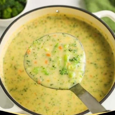 Zuppa di broccoli e cheddar ricca di proteine
