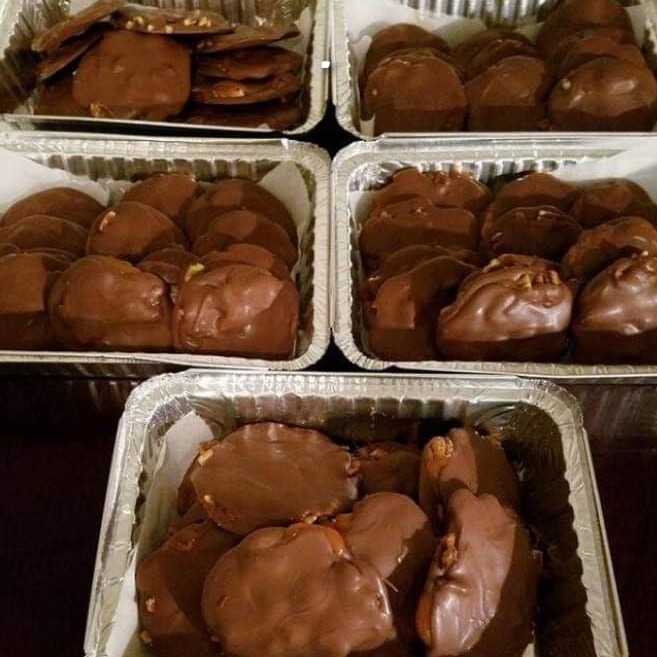 Caramelle di tartaruga fatte in casa con noci pecan e caramello