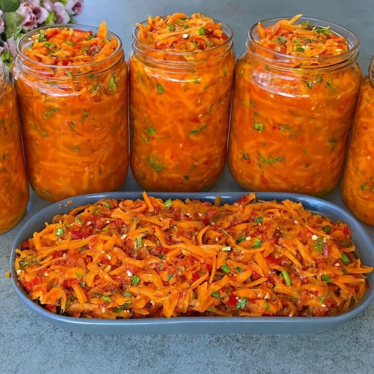 Non c’è bisogno di bollirlo. Chiunque lo provi chiede la ricetta. Anche se ne fai 100 barattoli, non è mai abbastanza. Incredibilmente delizioso