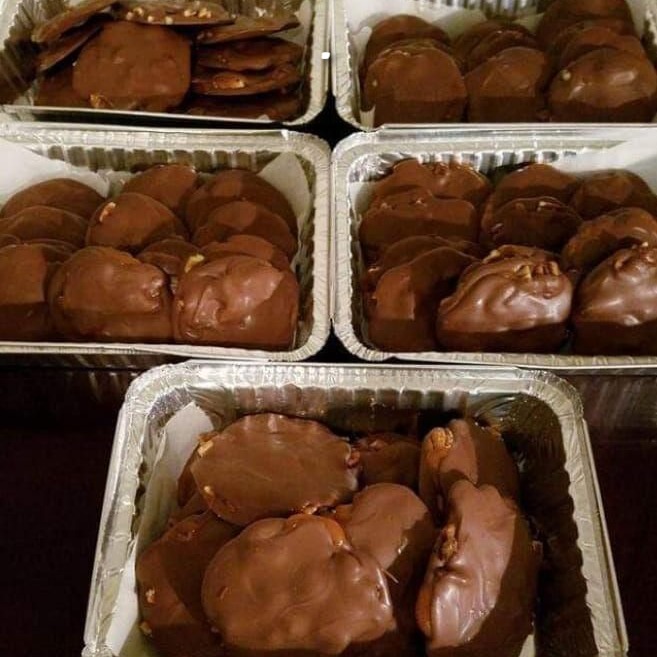 Caramelle di tartaruga fatte in casa con noci pecan e caramello