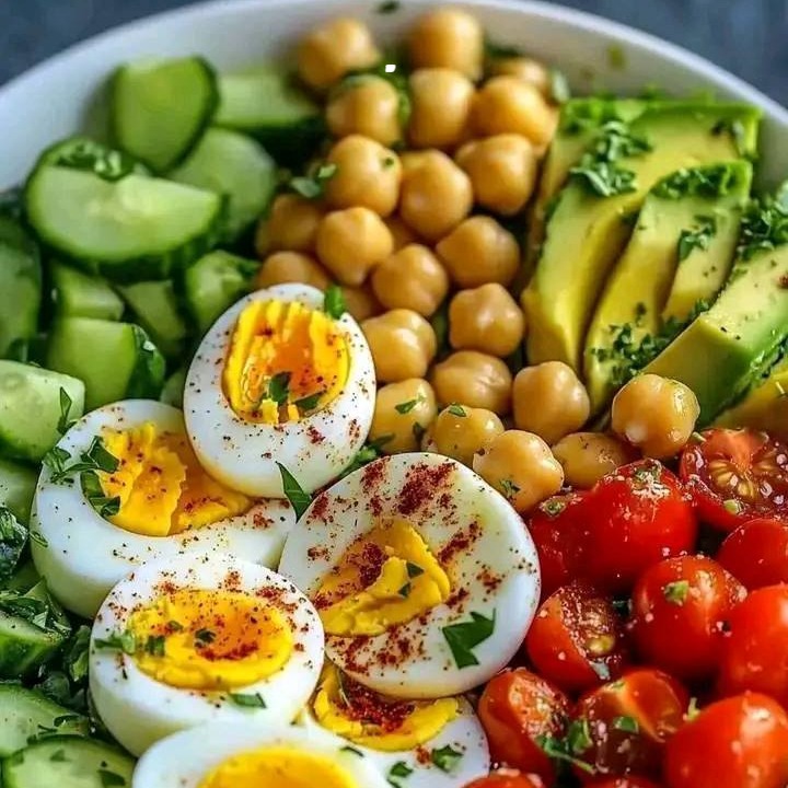 Insalata di Avocado Uova e Ceci con Limone