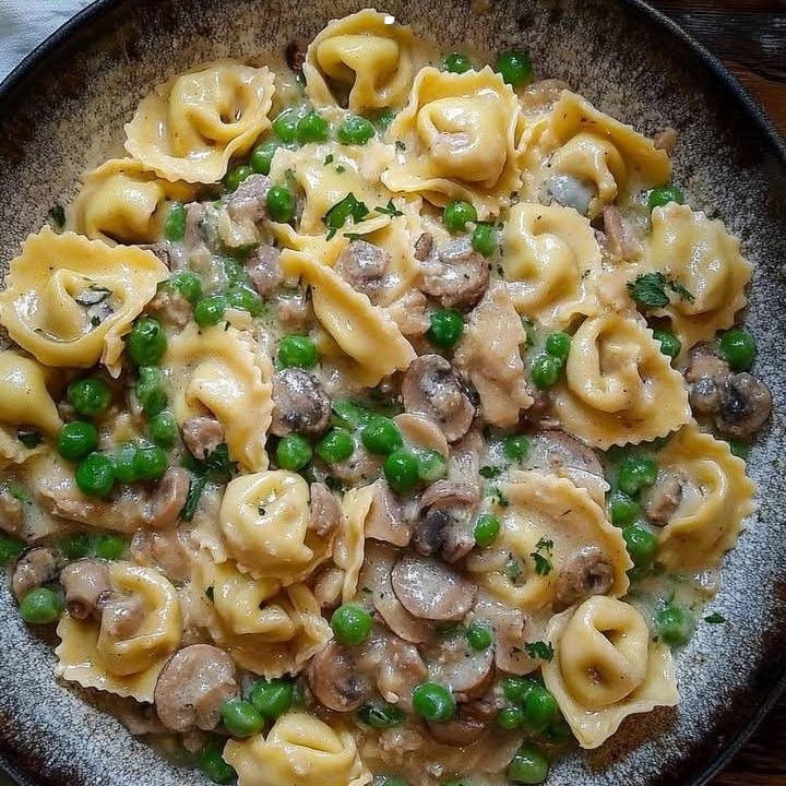 Lasciati conquistare da un piatto di tortellini cremosi alla boscaiola