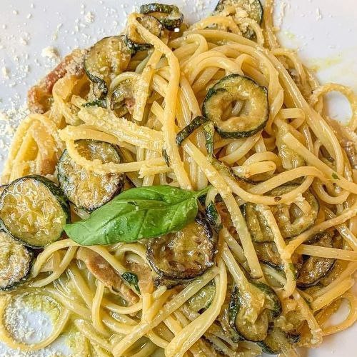 Spaghetti alle zucchine croccanti: il segreto di un primo semplice ma irresistibile”