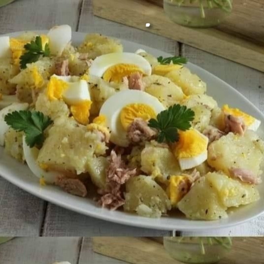 Insalata di patate con uova e tonno