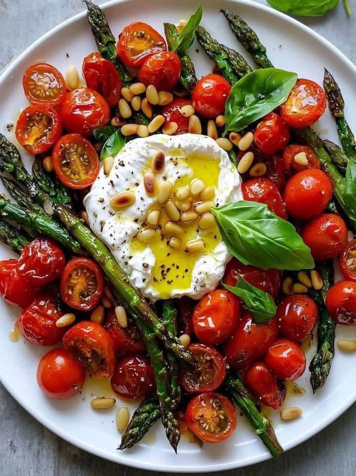 Insalata di asparagi grigliati e pomodorini con burrata