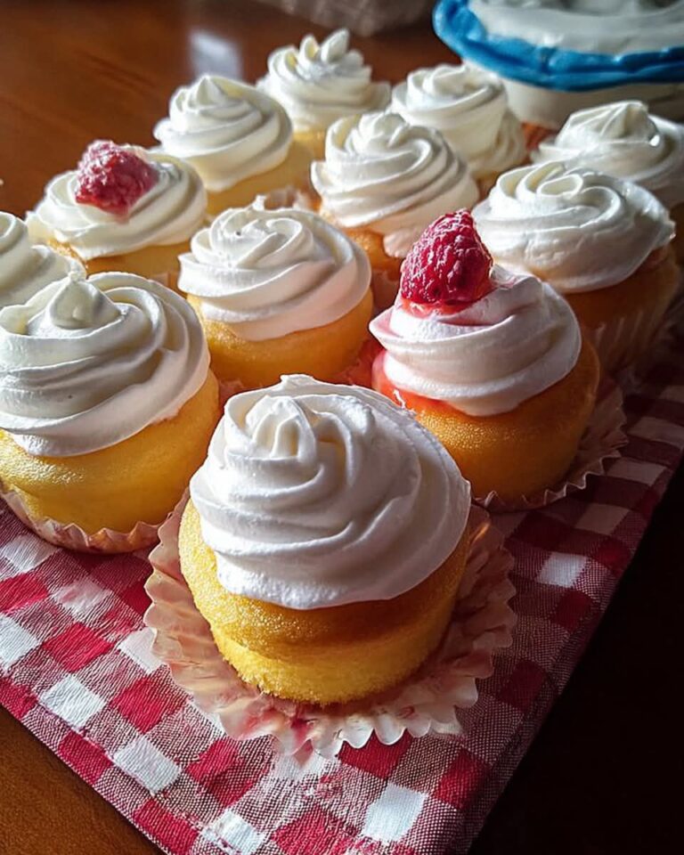 Mini pan di Spagna con bagna all'alchermes e limoncello con crema mascarpone