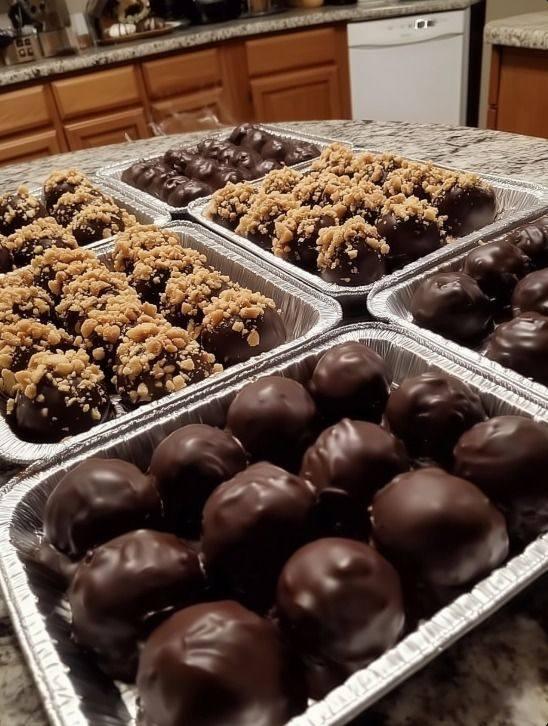 Palline di burro d’arachidi facili: classici dolcetti ricoperti di cioccolato