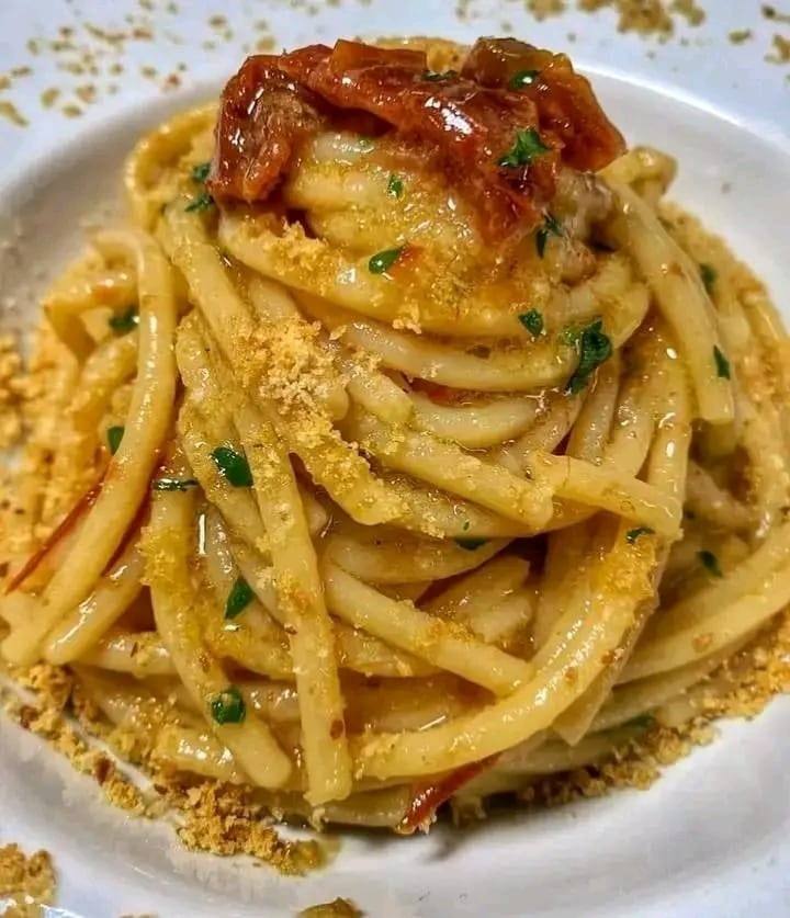 Spaghetti aglio, olio peperoncino e mollica croccante