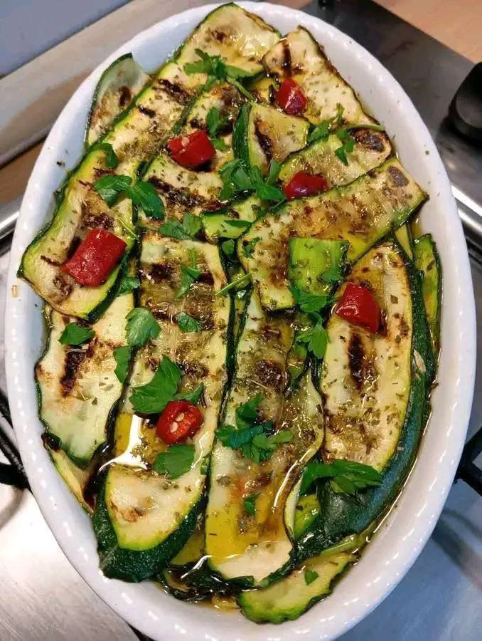 Zucchine arrostite olio aglio sale peperoncino origano e prezzemolo e spruzzo di aceto di mele.