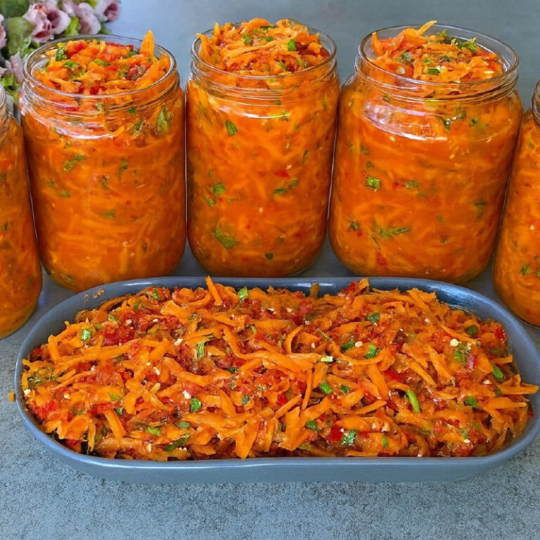 Non c’è bisogno di bollirlo. Chiunque lo provi chiede la ricetta. Anche se ne fai 100 barattoli, non è mai abbastanza. Incredibilmente delizioso!