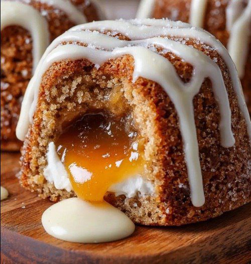 Piccole tortine speziate con cuore al caramello e glassa alla vaniglia