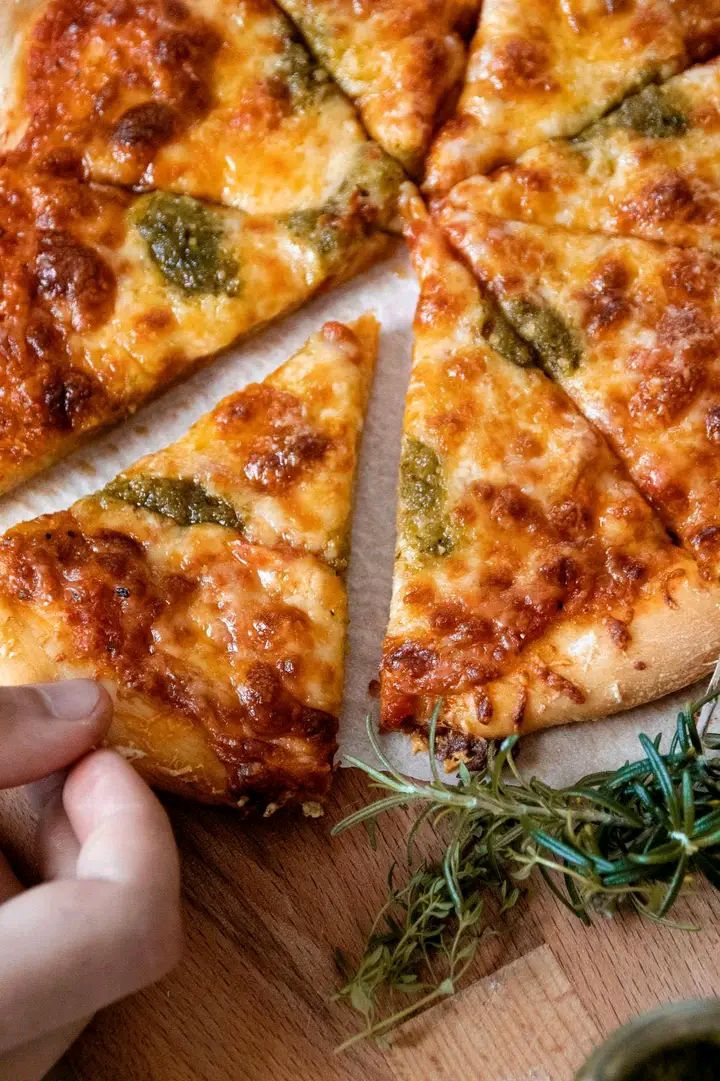 Pizza Margherita con Pesto Questa è una classica pizza italiana, arricchita con l'aggiunta di Pesto alla Genovese.